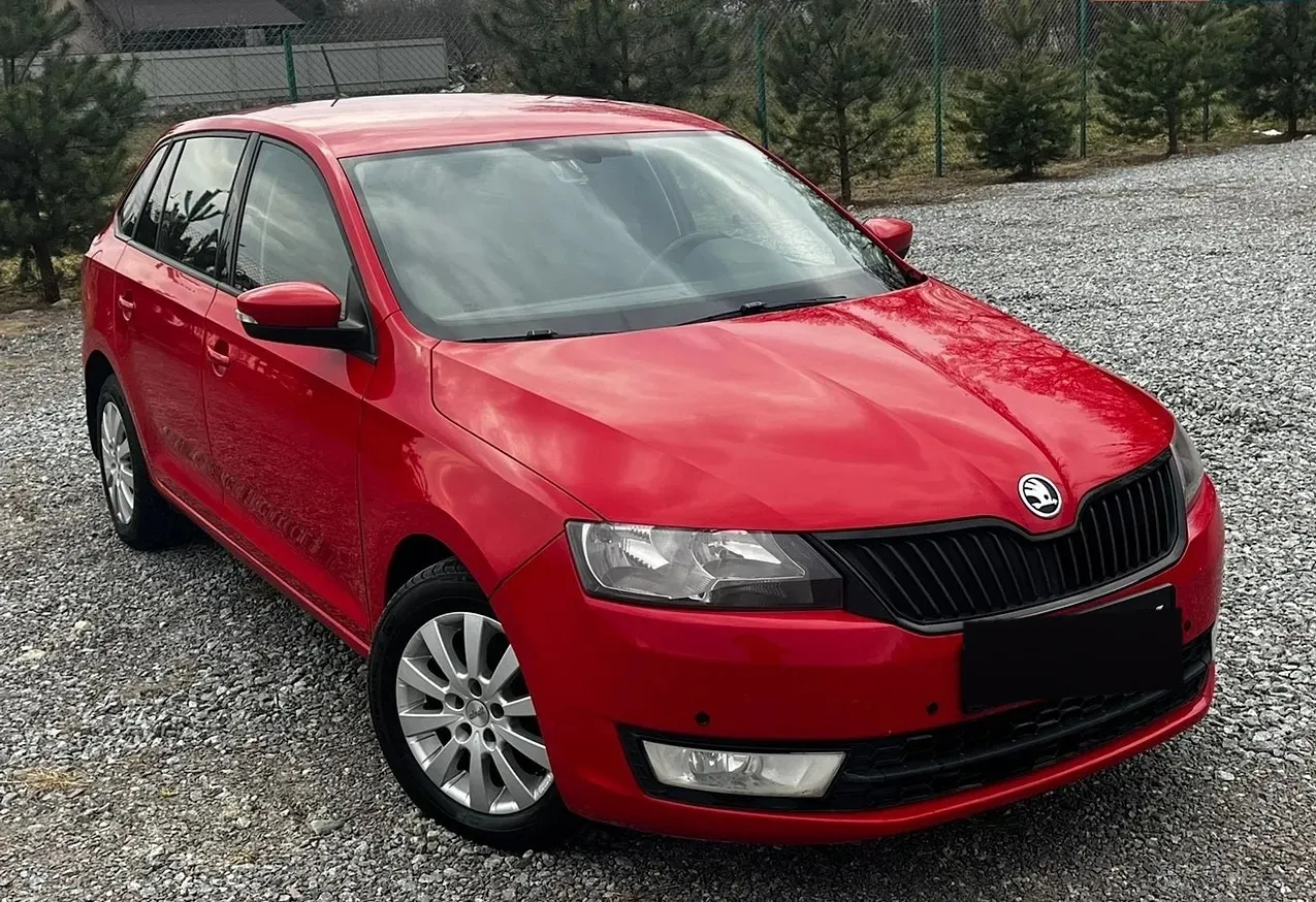 Skoda Rapid Spaceback 2015 — червоний хетчбек
