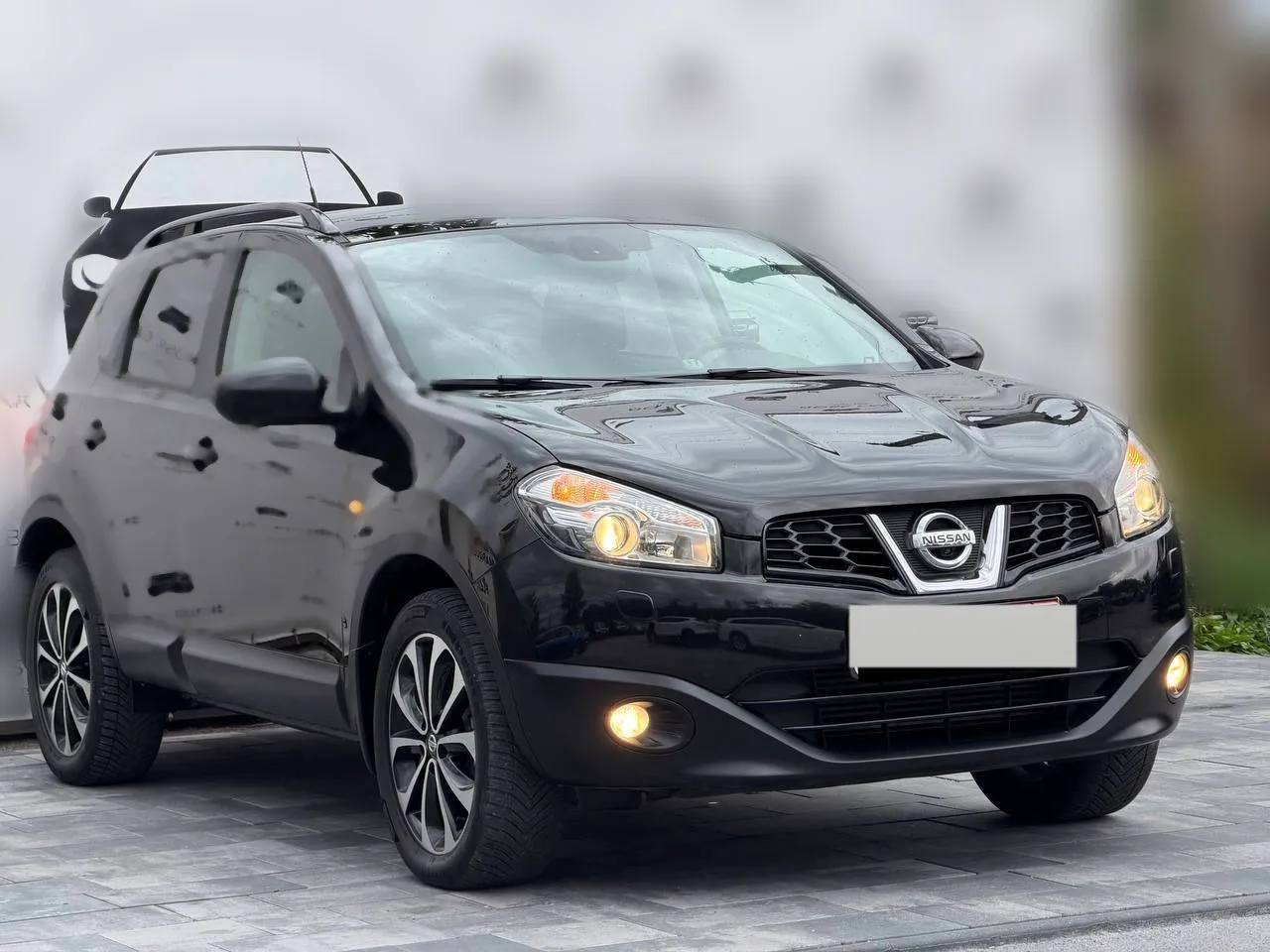 Nissan Qashqai 2013 — чорний кросовер, вигляд спереду збоку