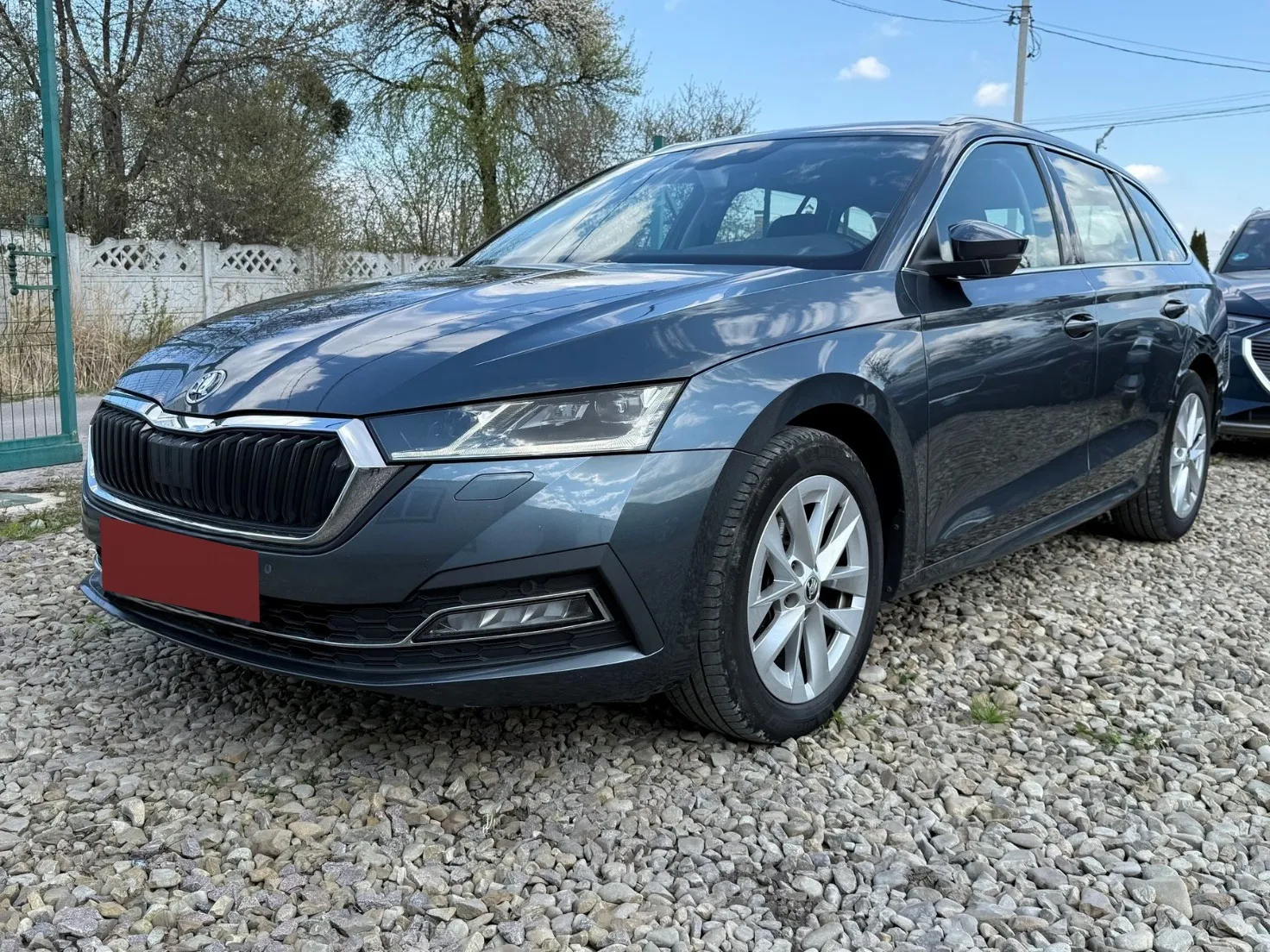 Skoda Octavia Combi 2021 — сірий універсал, вигляд спереду збоку