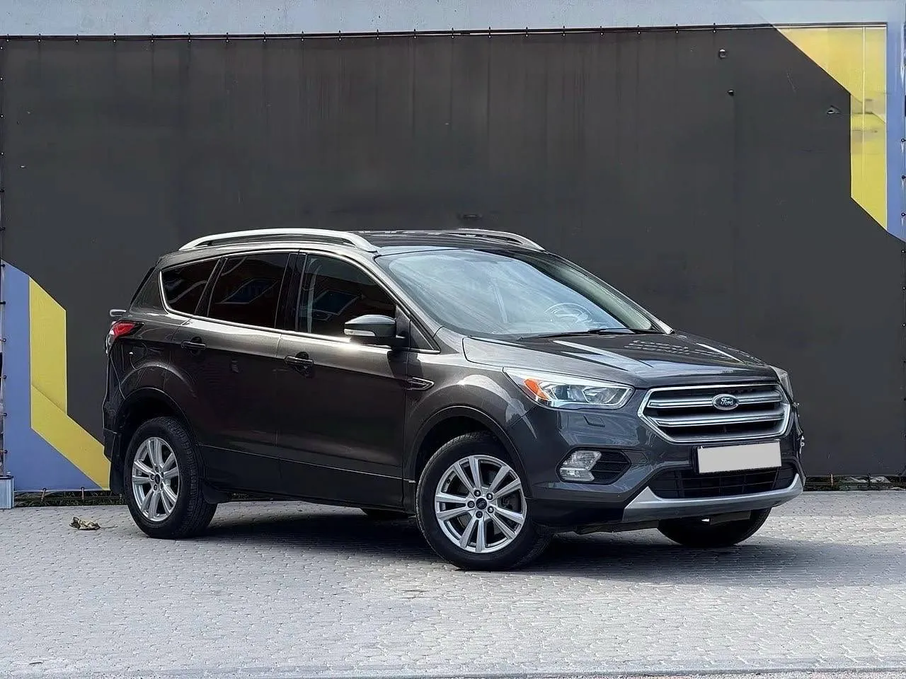 Ford Kuga 2017 — темно-сірий кросовер, вигляд спереду збоку