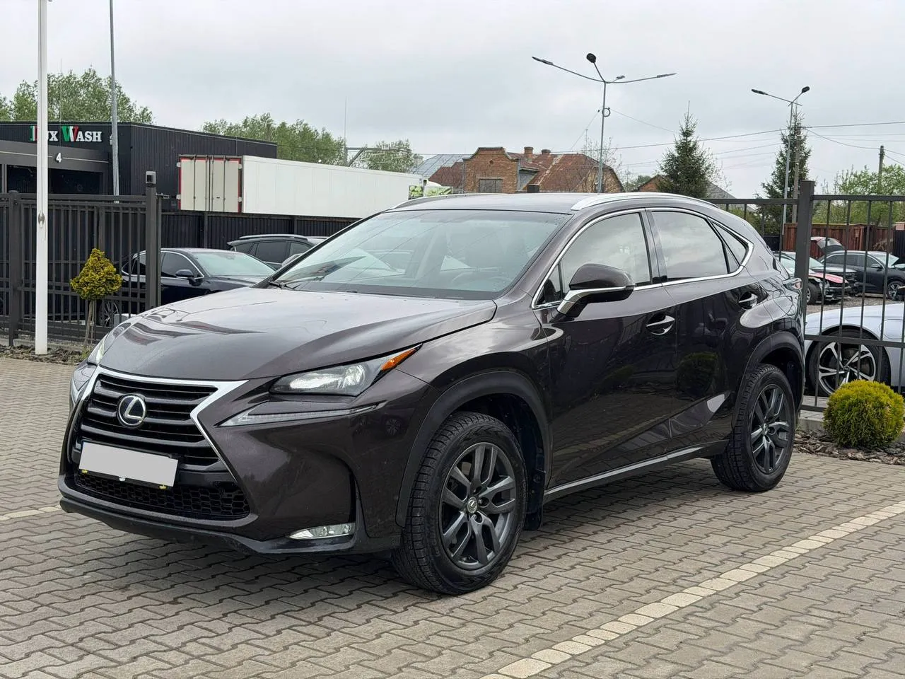 Lexus NX 200t 2015 — коричневий кросовер, вигляд спереду збоку