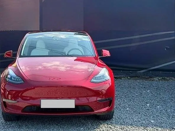Tesla Model Y RWD 2024 — червоний кросовер, вигляд спереду