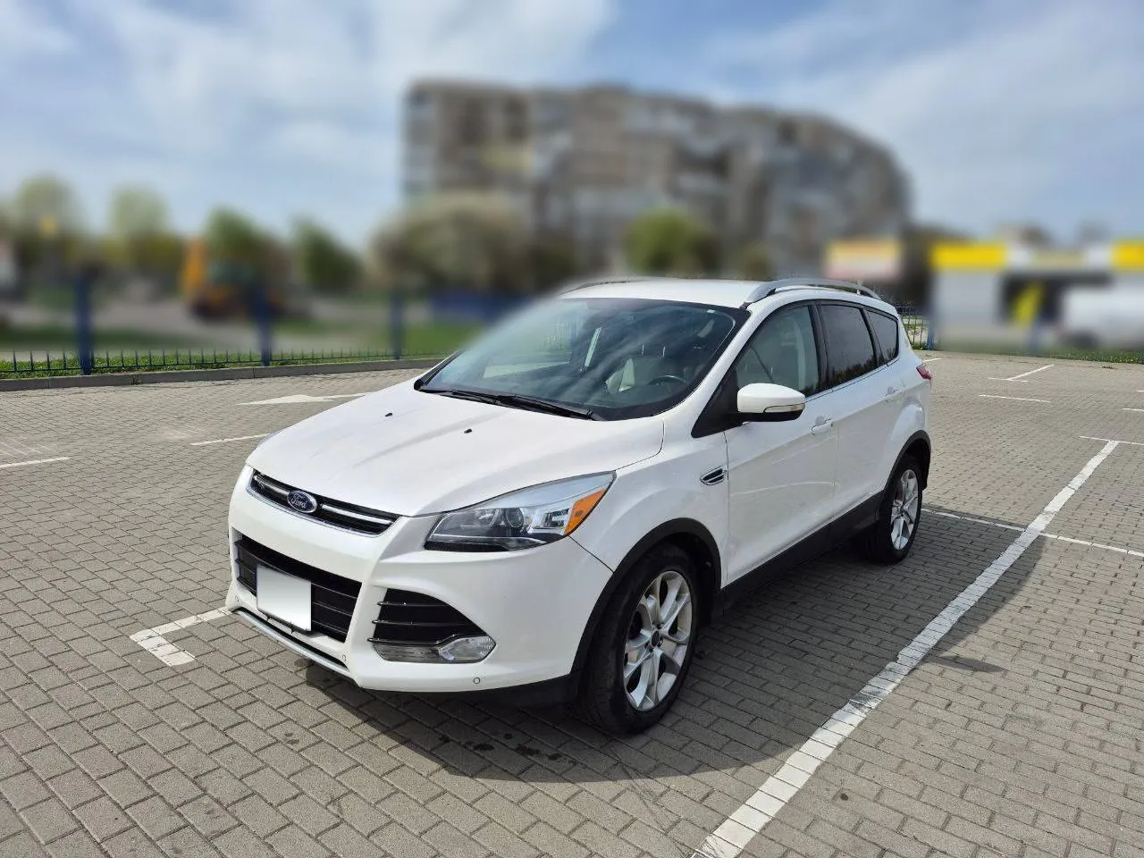 Ford Escape Titanium 2014 — білий кросовер, вигляд спереду збоку