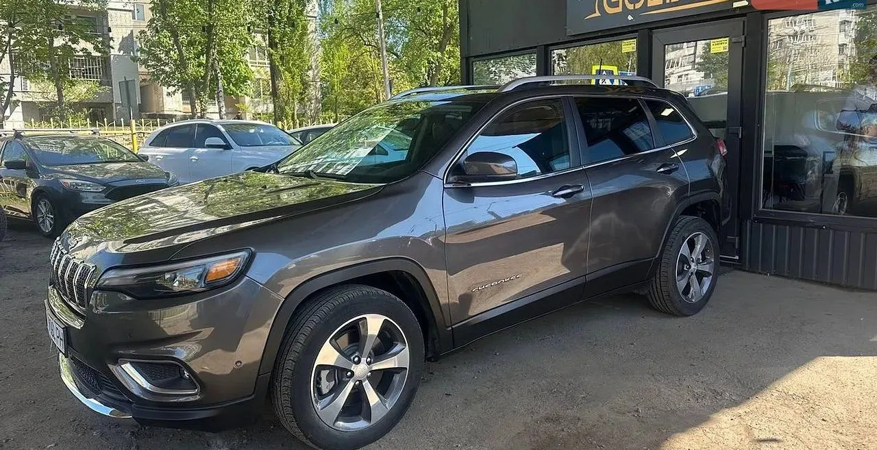Jeep Cherokee Limited 2018 — сірий кросовер