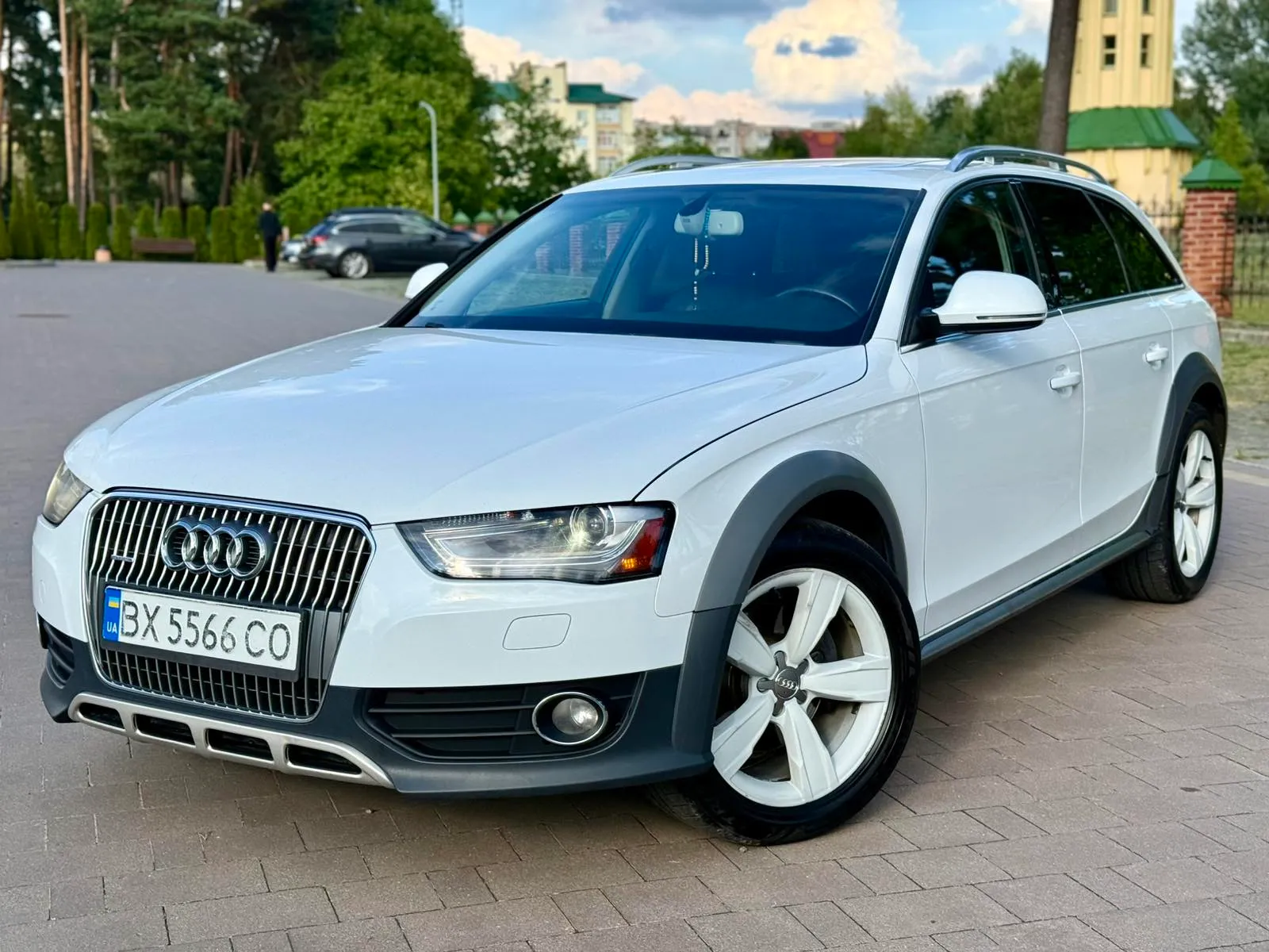Audi A4 Allroad 2014 — білий універсал підвищеної прохідності