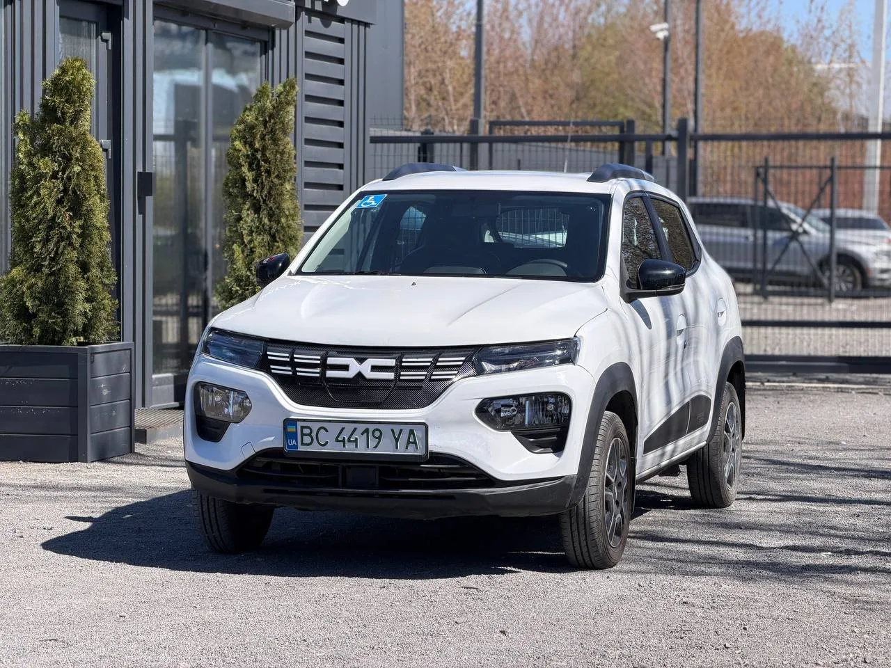 Dacia Spring 2023 — білий електромобіль