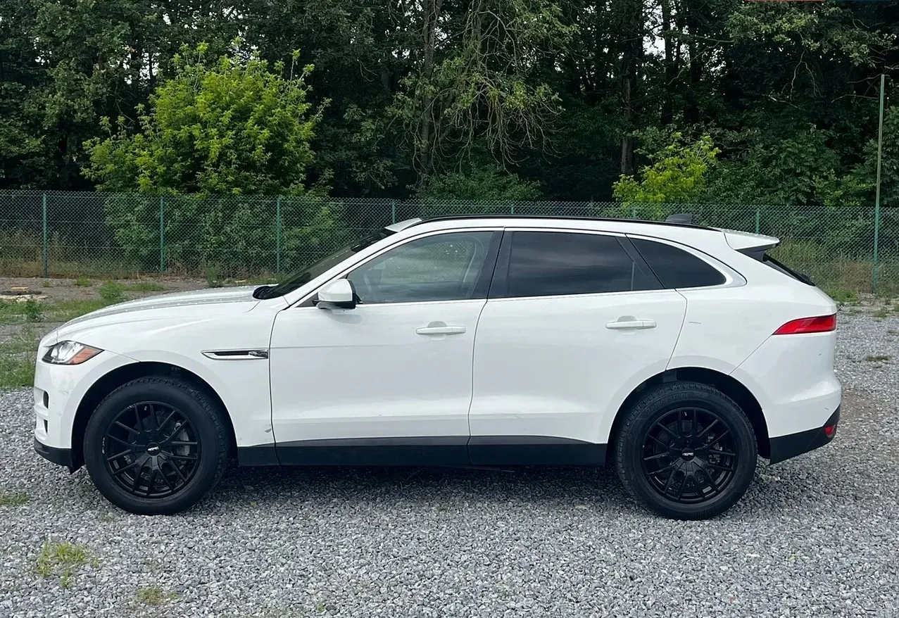 Jaguar F-Pace 2020 — білий преміальний кросовер