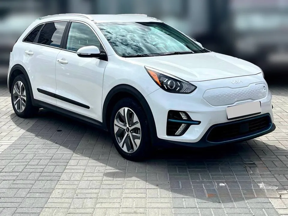 Kia Niro EV 2022 — білий кросовер, вигляд спереду збоку