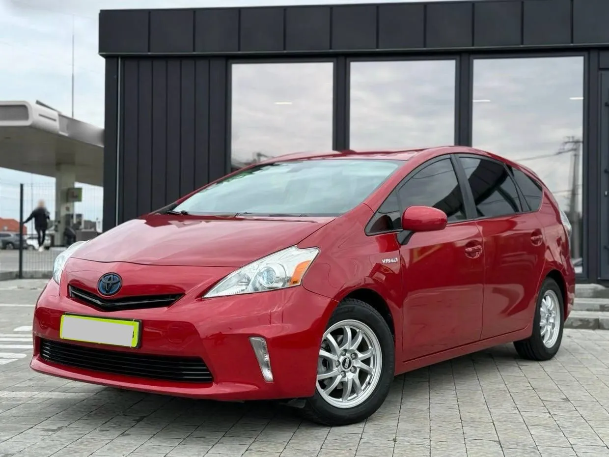 Toyota Prius v 2012 — червоний універсал, вигляд спереду збоку
