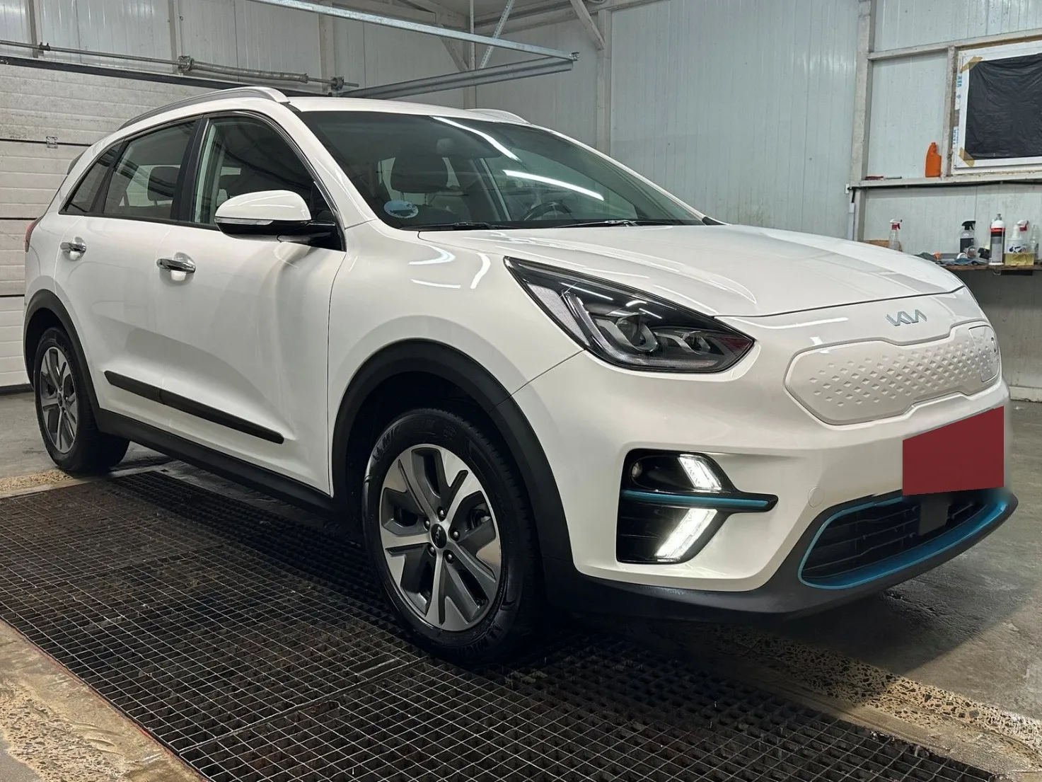 Kia Niro EV 2022 — білий кросовер, вигляд спереду збоку