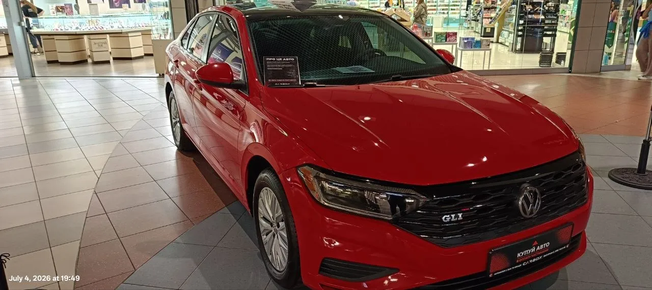 Volkswagen Jetta 2019 — червоний седан