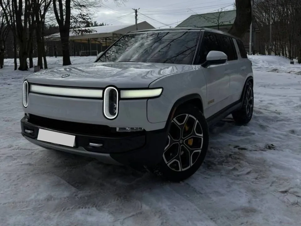 Rivian R1S Quad Motor 2023 — білий кросовер, вигляд спереду збоку