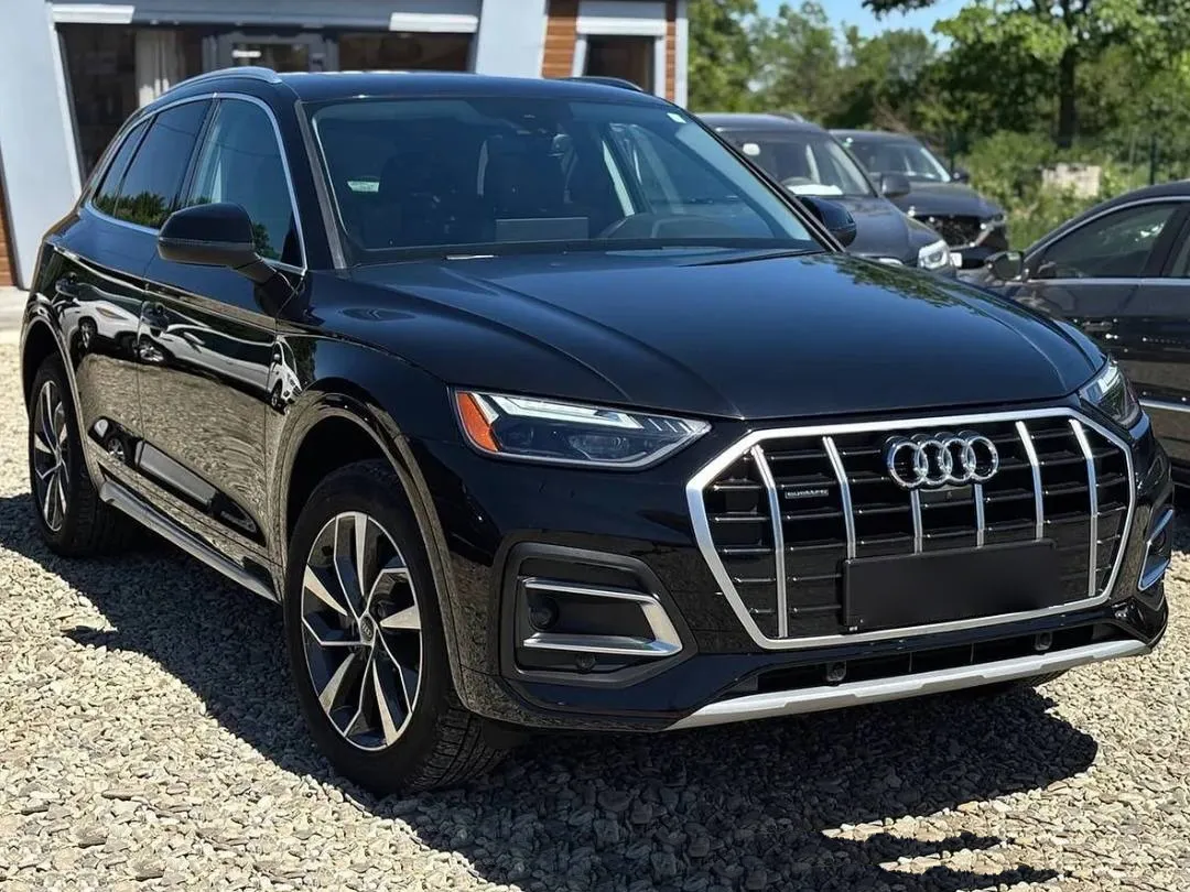Audi Q5 2021 — чорний кросовер, вигляд спереду збоку
