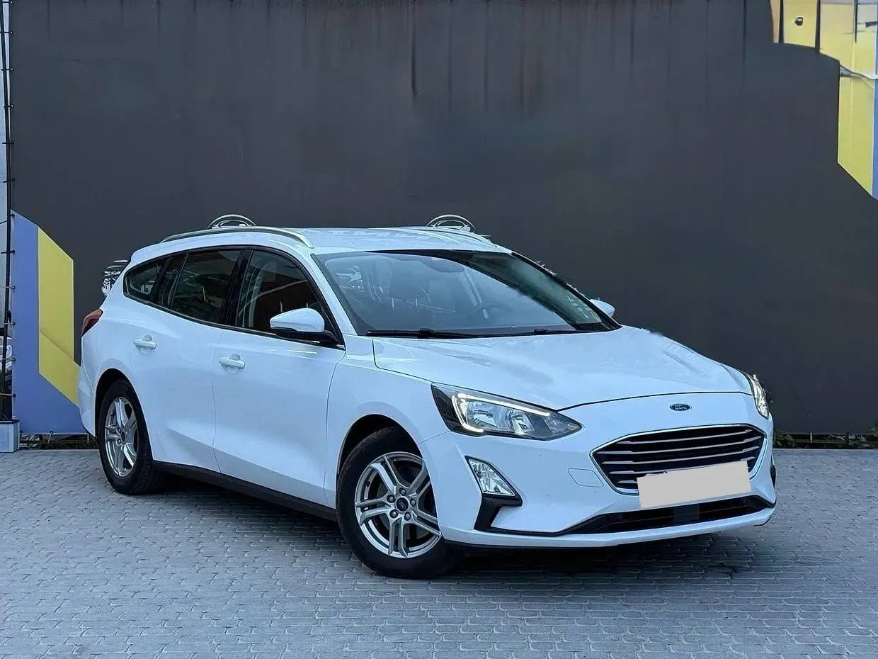 Ford Focus 2019 — білий універсал, вигляд спереду збоку