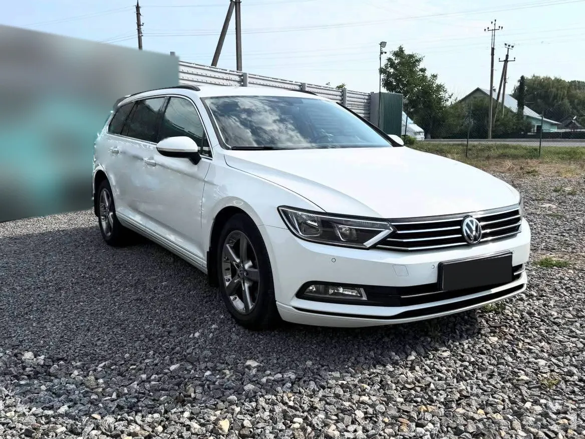 Volkswagen Passat Variant 2019 — білий універсал, вигляд спереду збоку