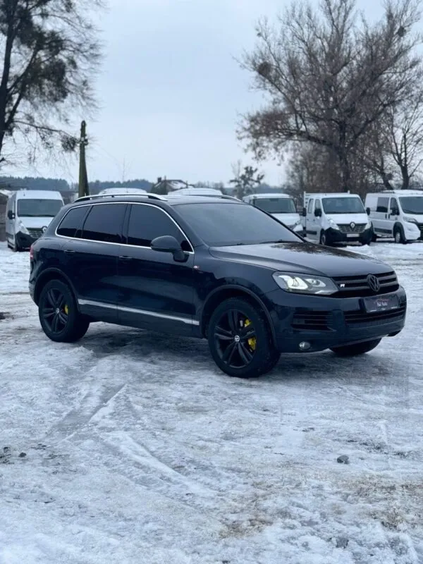Volkswagen Touareg 2012 — чорний позашляховик