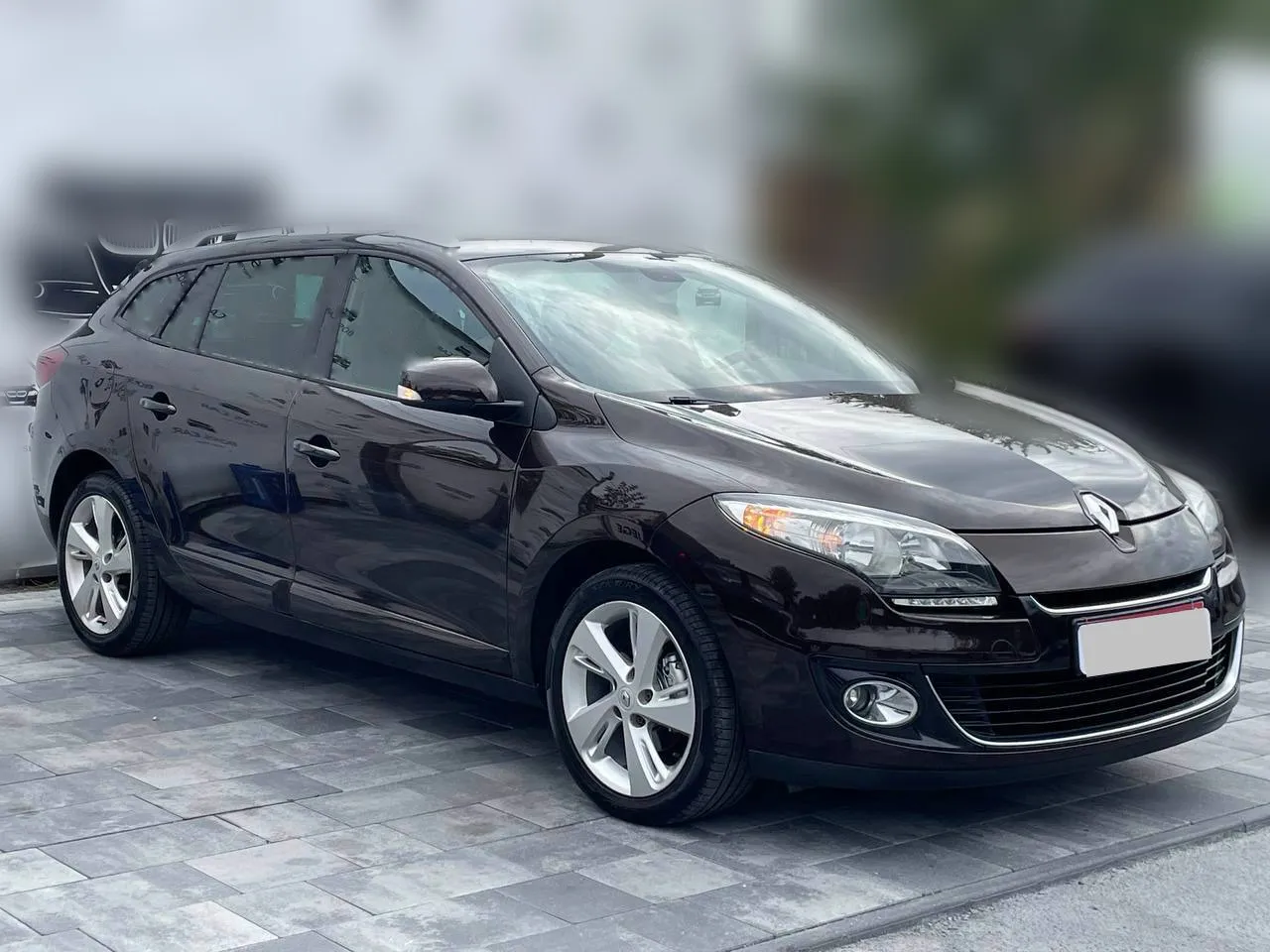 Renault Megane 2012 — коричневий універсал, вигляд спереду збоку