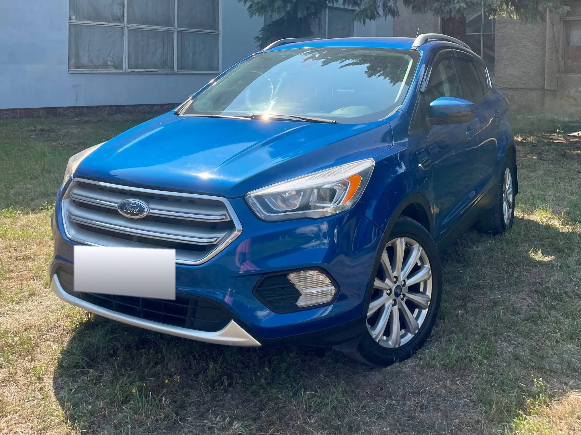 Ford Escape Titanium 2017 — синій кросовер, вигляд спереду збоку