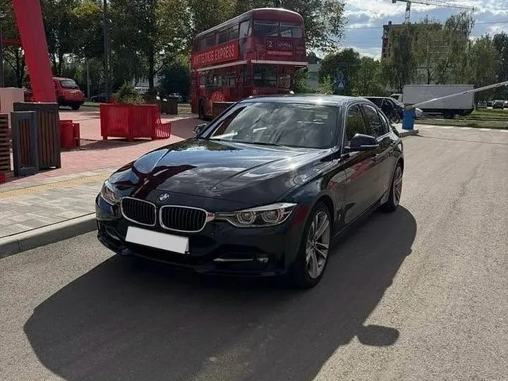 BMW 3 Series 2018 — чорний седан, вигляд спереду збоку