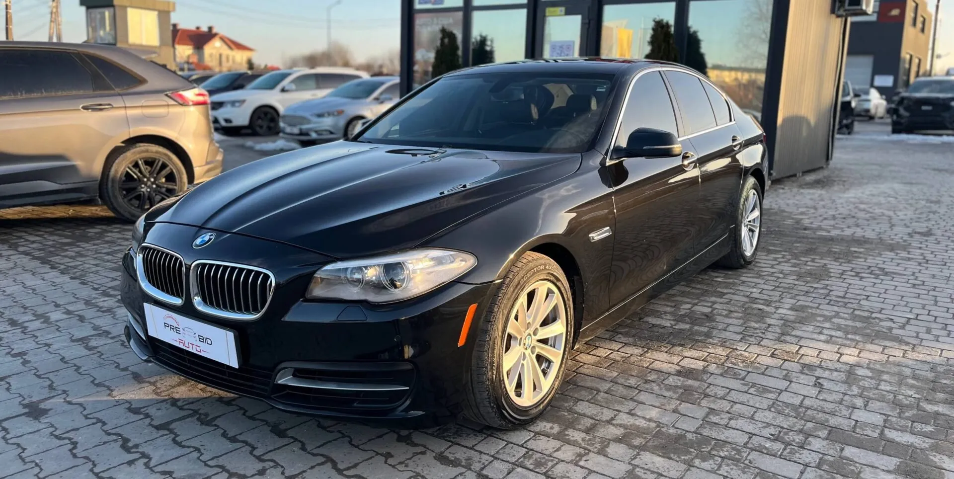 BMW 5 Series 528i 2013 — чорний седан