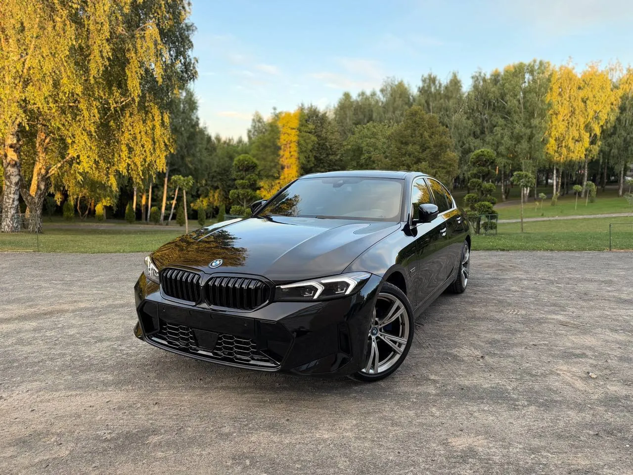 BMW 3 Series 2022 — чорний седан, вигляд спереду збоку