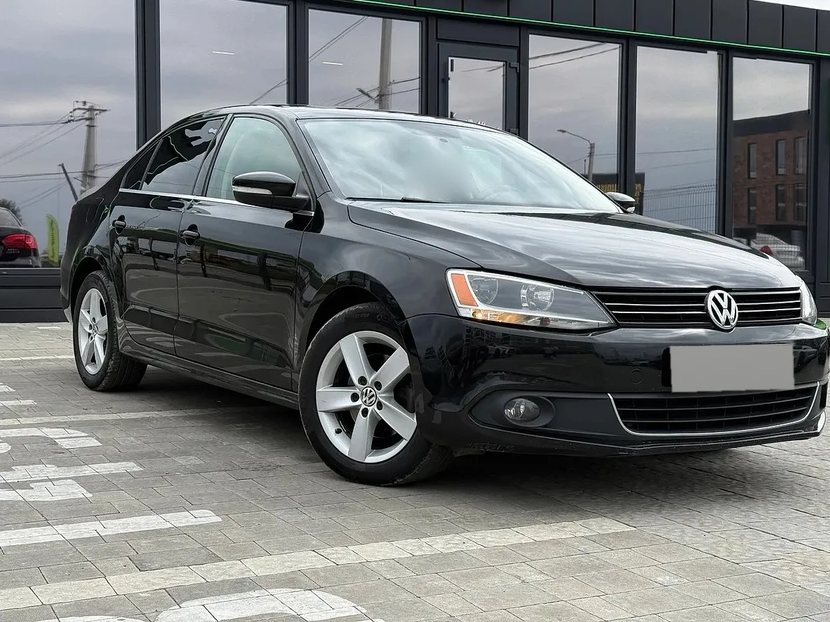 Volkswagen Jetta 2013 — чорний седан, вигляд спереду збоку