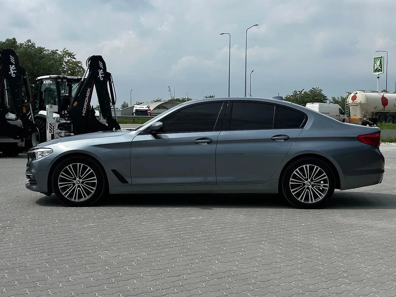 BMW 5 Series 520d 2018 — сірий седан, вигляд збоку