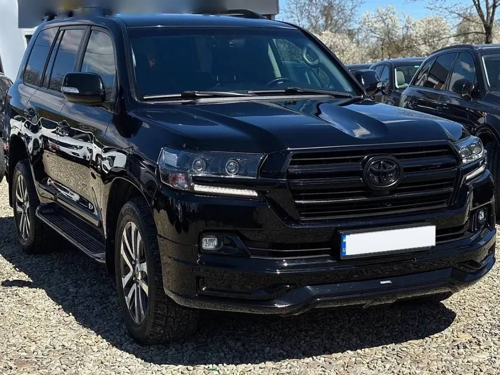 Toyota Land Cruiser 200 2017 — чорний позашляховик, вигляд спереду збоку
