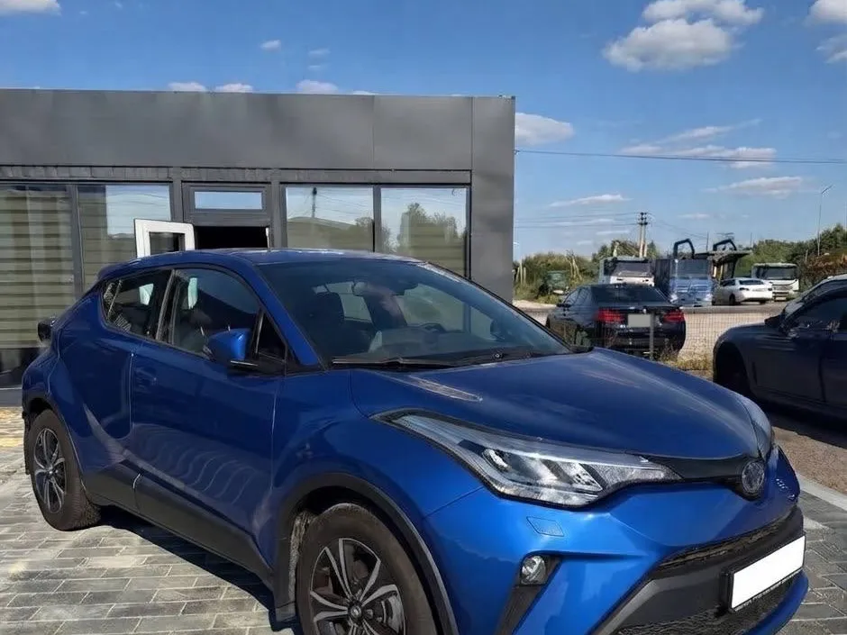 Toyota C-HR Hybrid 2022 — синій кросовер, вигляд спереду збоку