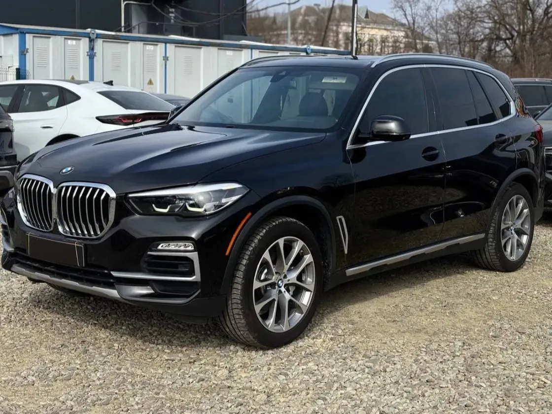 BMW X5 2019 — чорний кросовер, вигляд спереду збоку