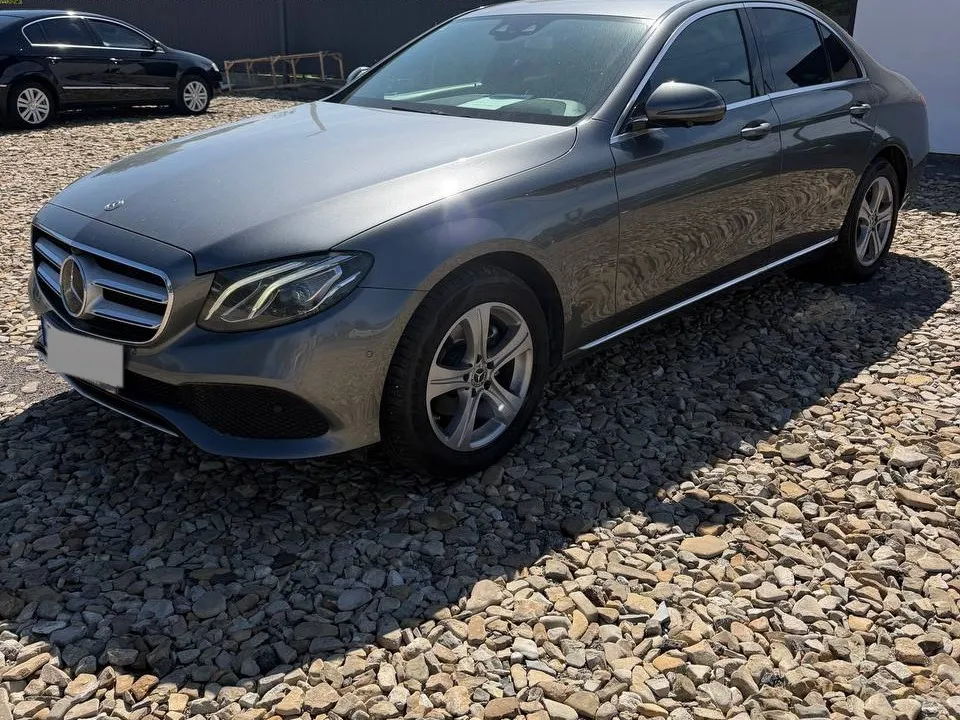 Mercedes-Benz E 200 d 2017 — сірий седан, вигляд спереду збоку