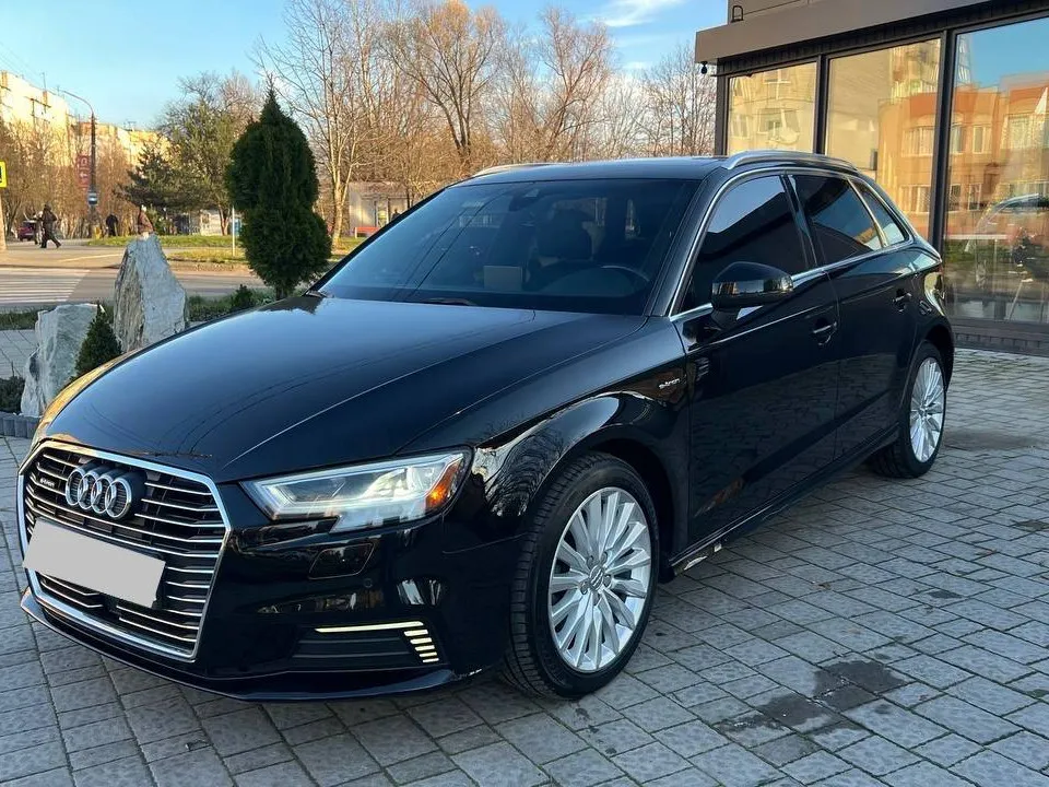 Audi A3 Sportback e-tron 2017 — чорний хетчбек, вигляд спереду збоку