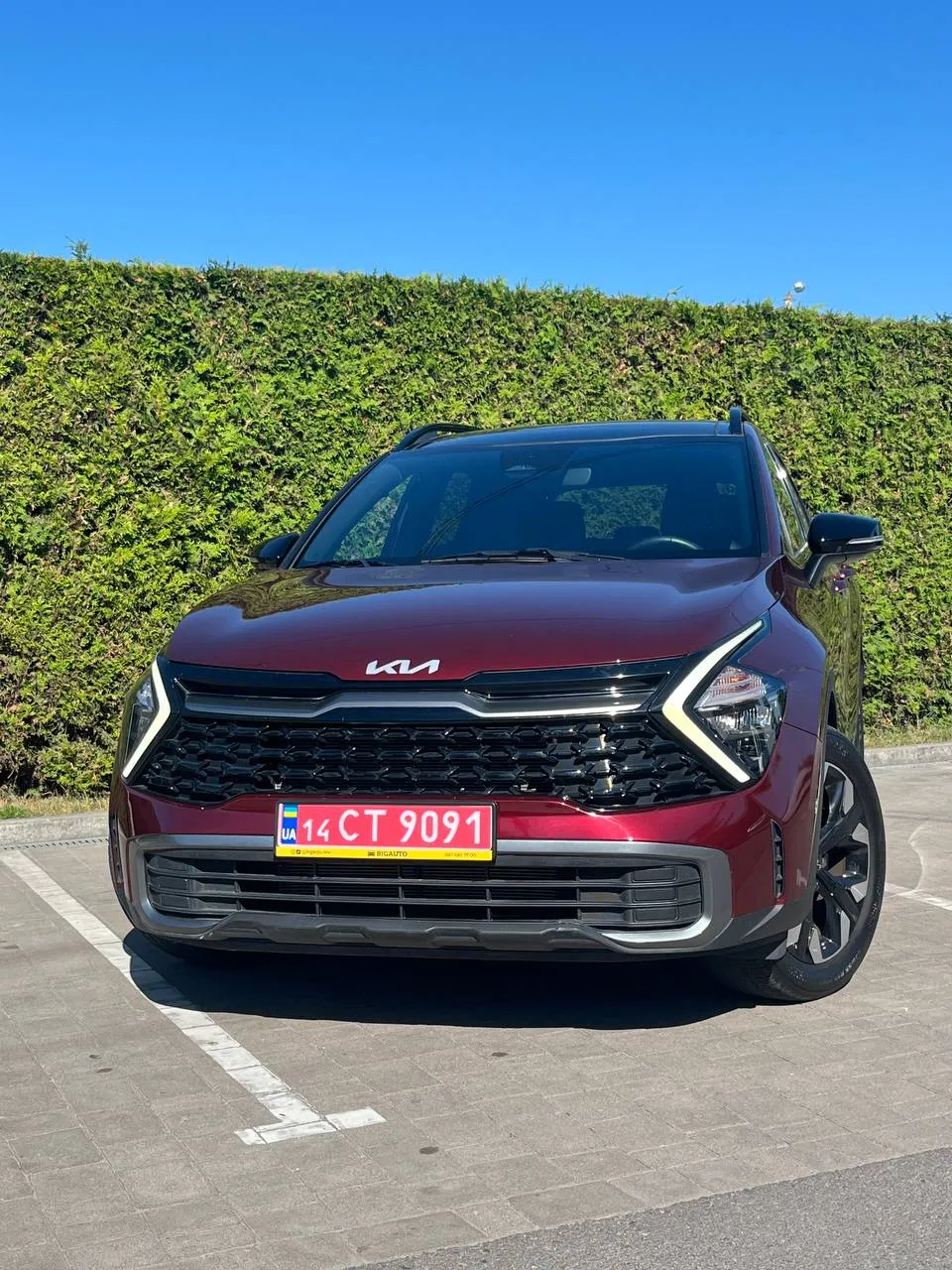 Kia Sportage 2023 — бордовий кросовер
