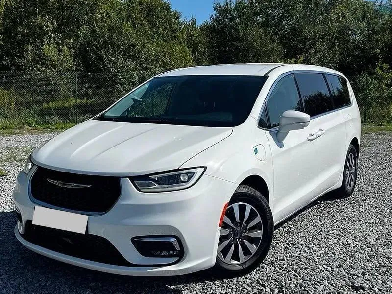 Chrysler Pacifica Hybrid Touring L 2022 — білий мінівен, вигляд спереду збоку