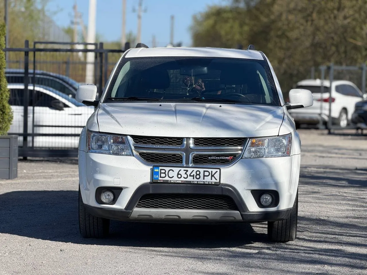 Dodge Journey 2015 — білий кросовер на 7 місць