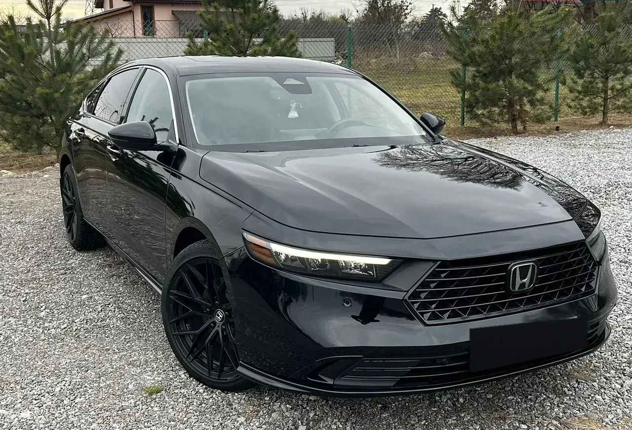 Honda Accord Hybrid 2023 — чорний седан