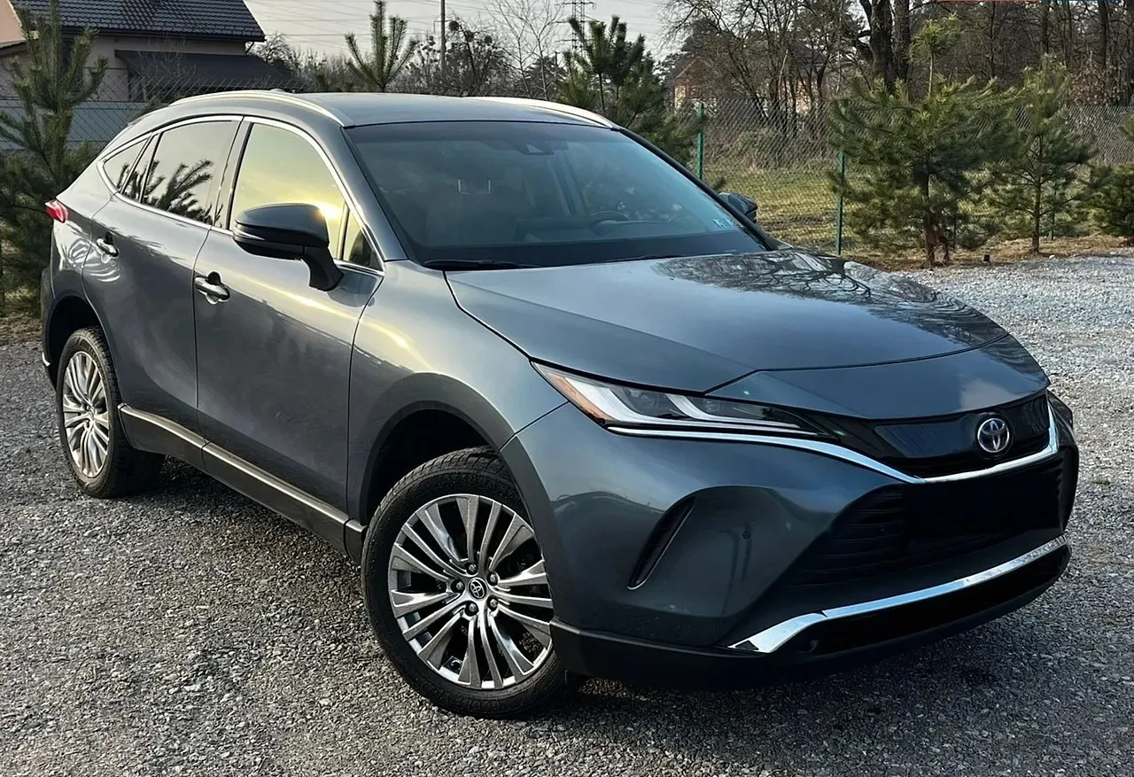 Toyota Venza Hybrid 2022 — сірий гібридний кросовер
