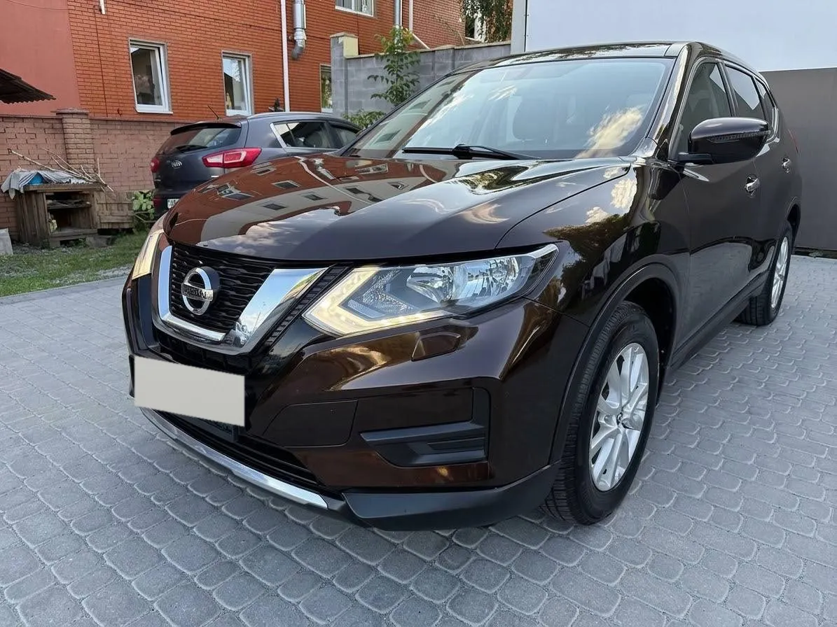 Nissan X-Trail 2019 — коричневий кросовер, вигляд спереду збоку