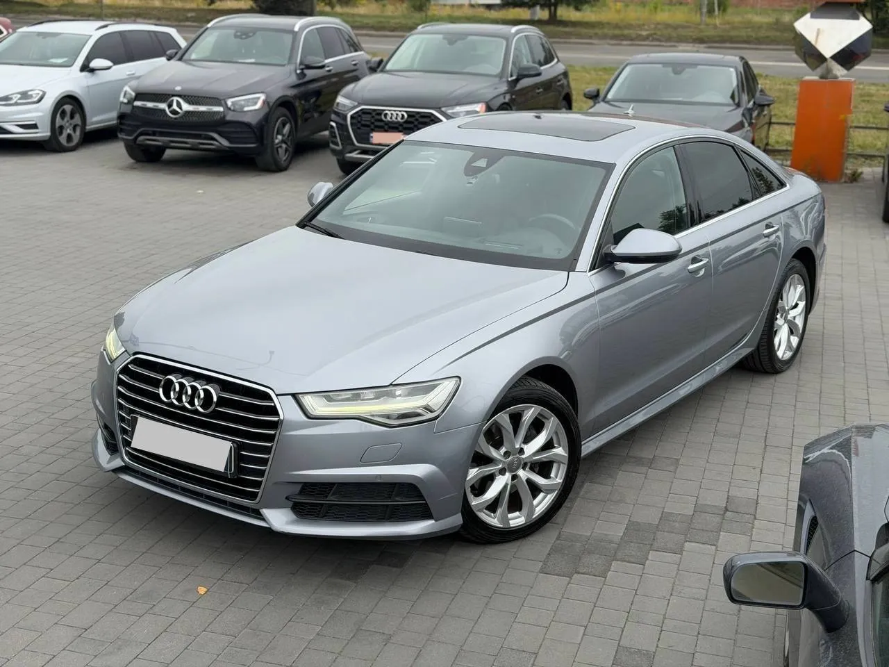 Audi A6 2017 — сріблястий седан, вигляд спереду збоку