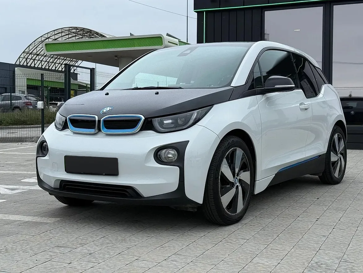 BMW i3 2015 — білий хетчбек, вигляд спереду збоку