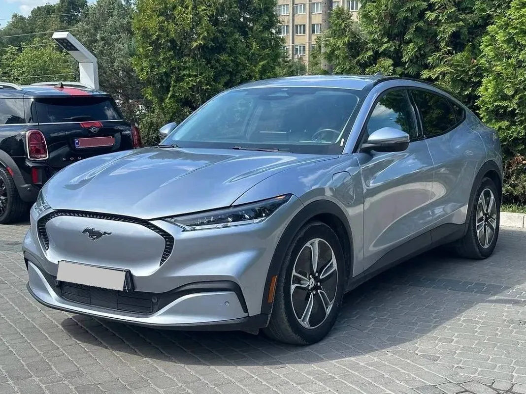 Ford Mustang Mach-E 2022 — сріблясто-блакитний кросовер, вигляд спереду збоку