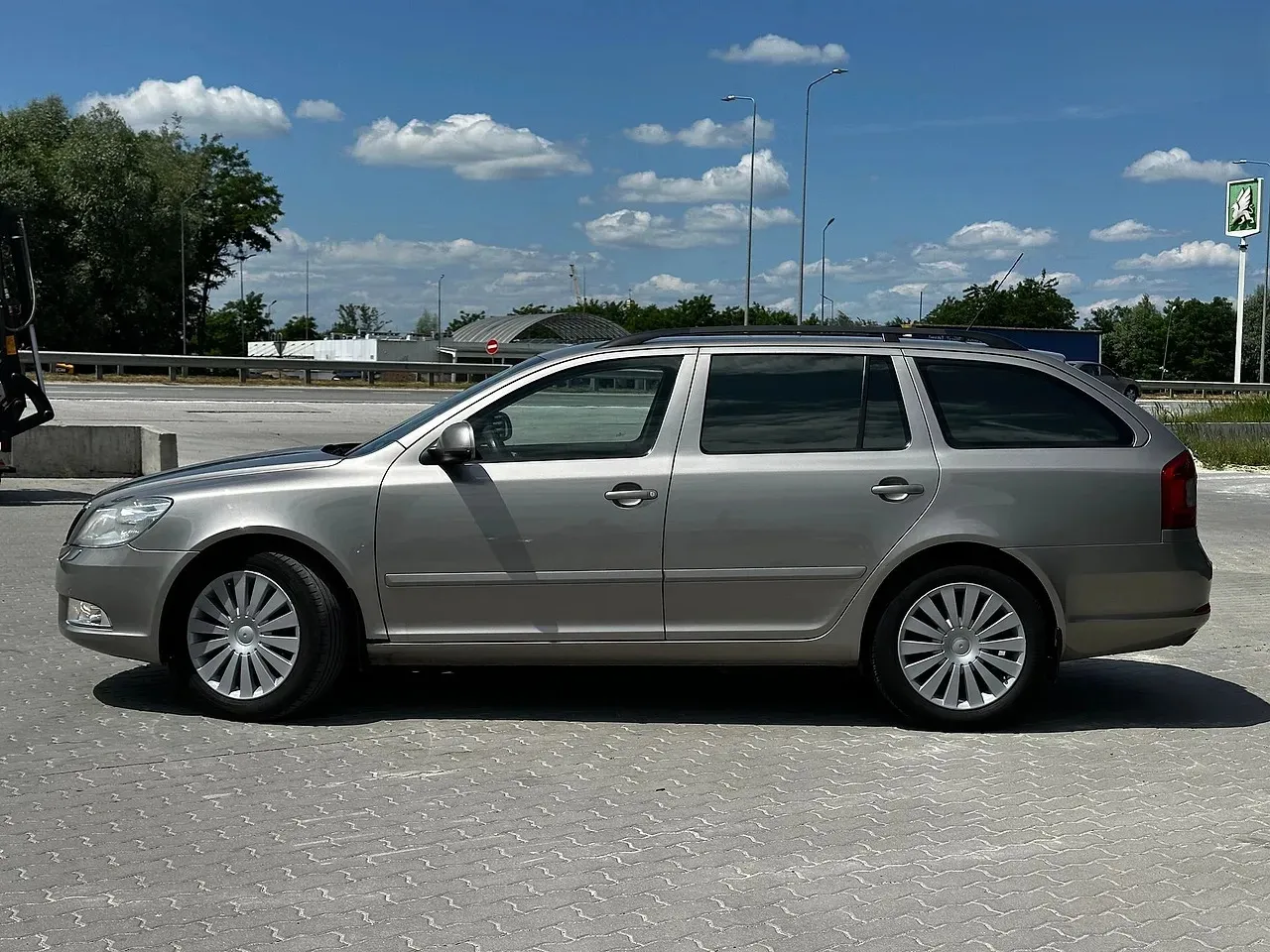 Skoda Octavia Combi 2011 — бежевий універсал, вигляд збоку