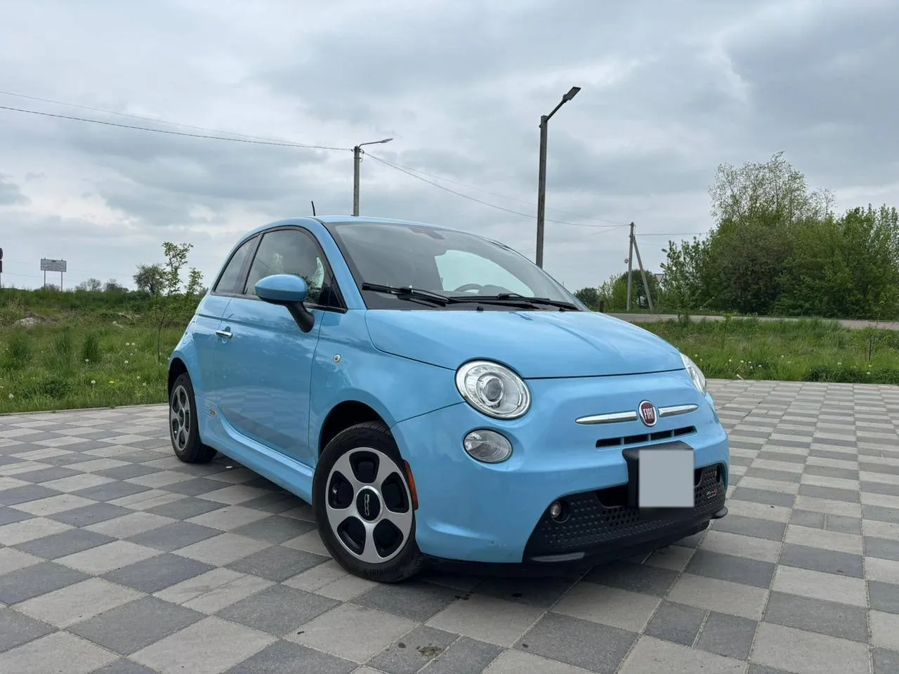 Fiat 500e 2016 — блакитний електричний хетчбек