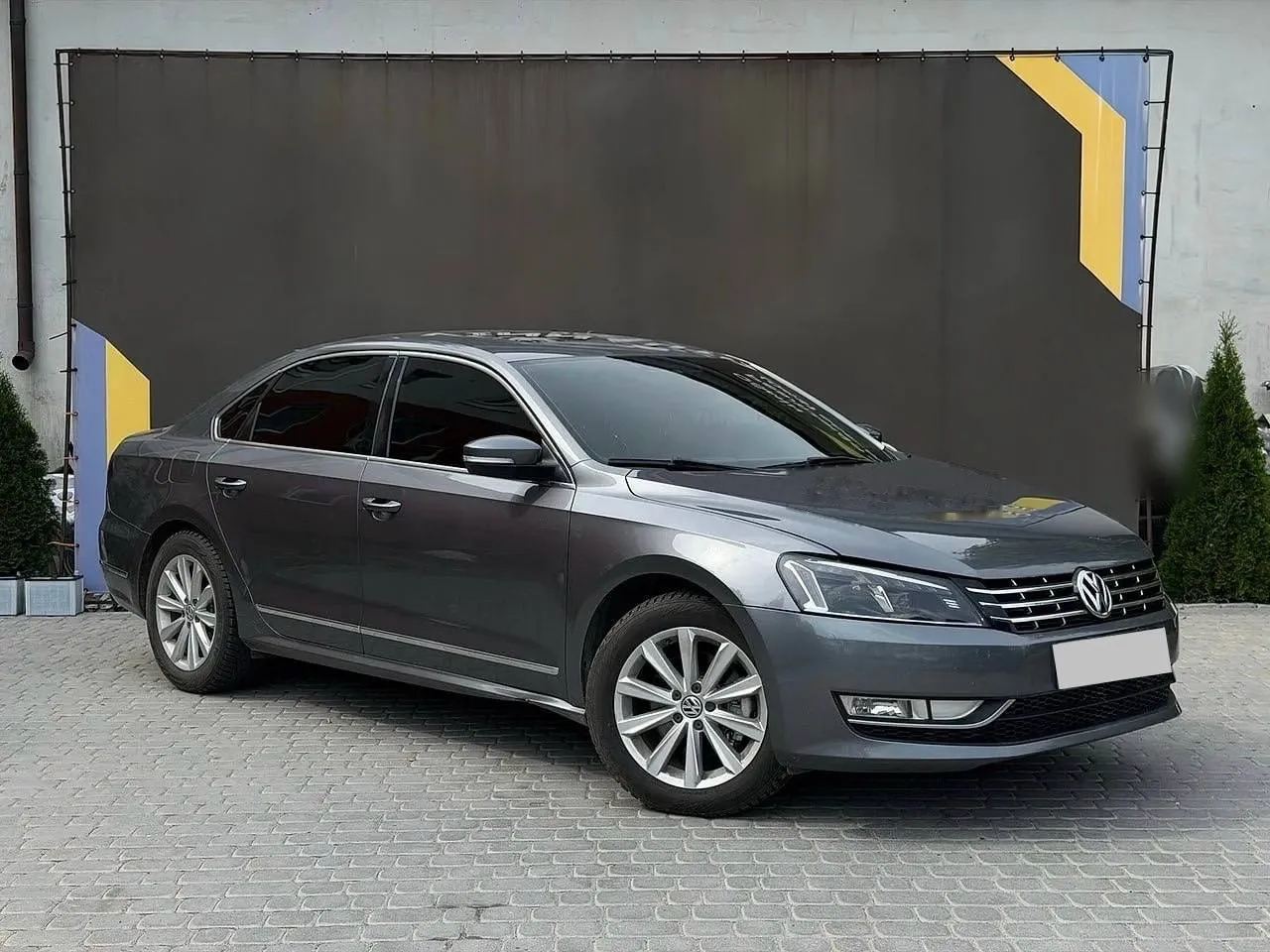 Volkswagen Passat 2012 — сірий седан, вигляд спереду збоку