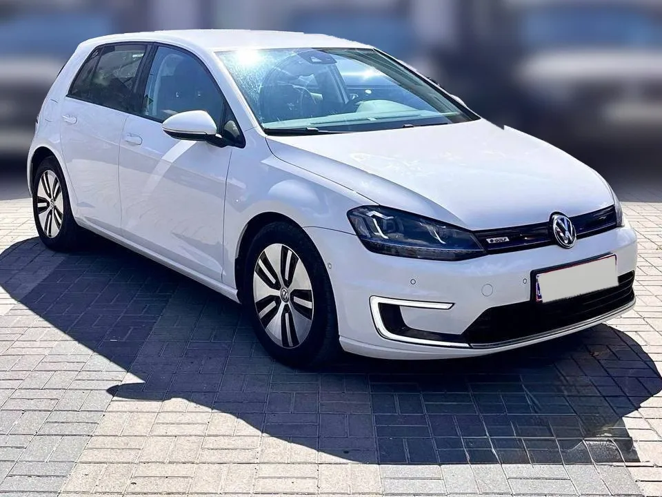Volkswagen e-Golf 2014 — білий хетчбек, вигляд спереду збоку
