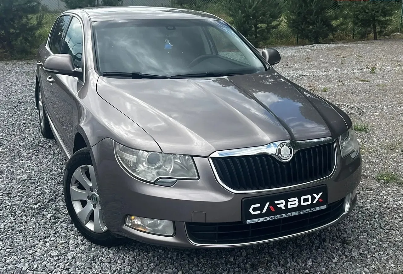 Skoda Superb 2012 — коричневий ліфтбек