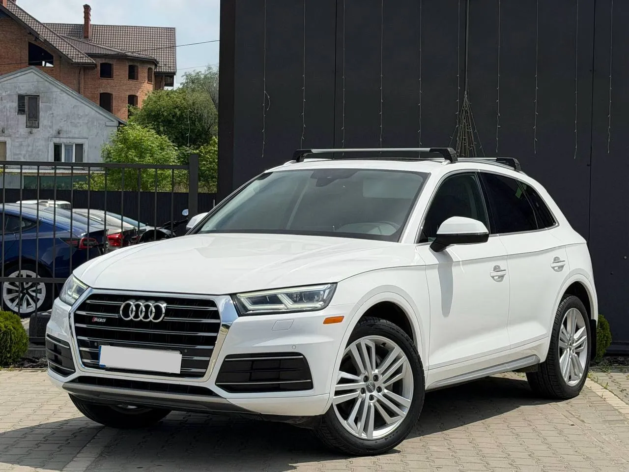 Audi Q5 2019 — білий кросовер, вигляд спереду збоку