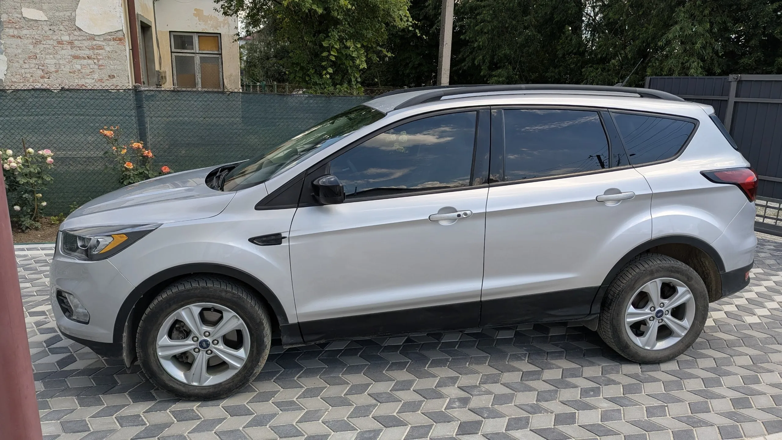 Ford Escape SE 2019 — сірий повнопривідний кросовер