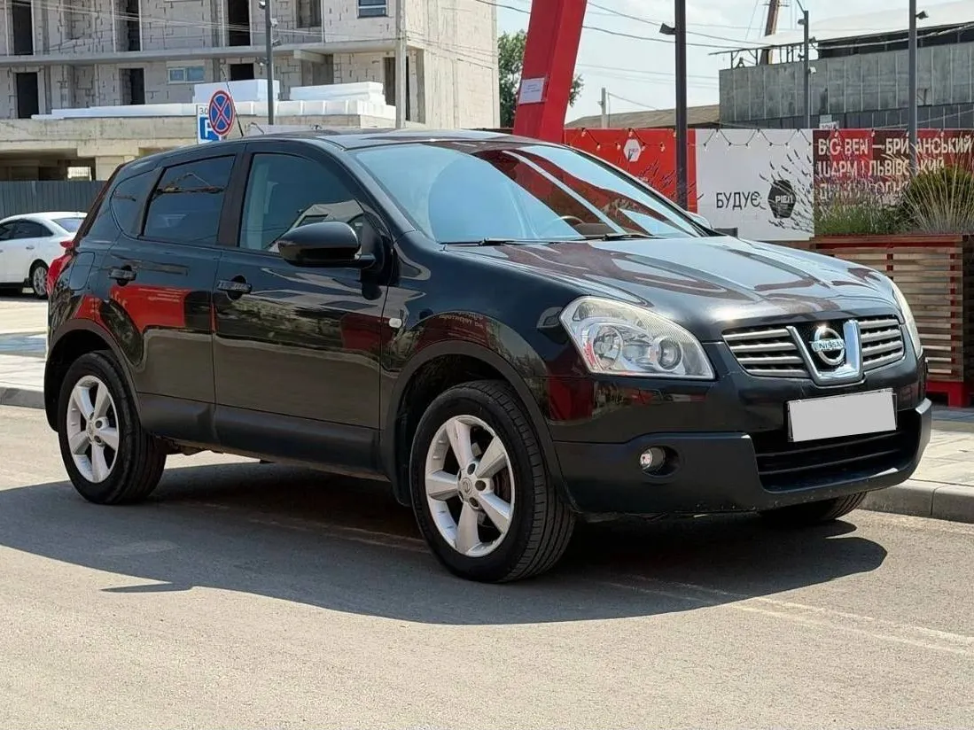 Nissan Qashqai 2008 — чорний кросовер, вигляд спереду збоку