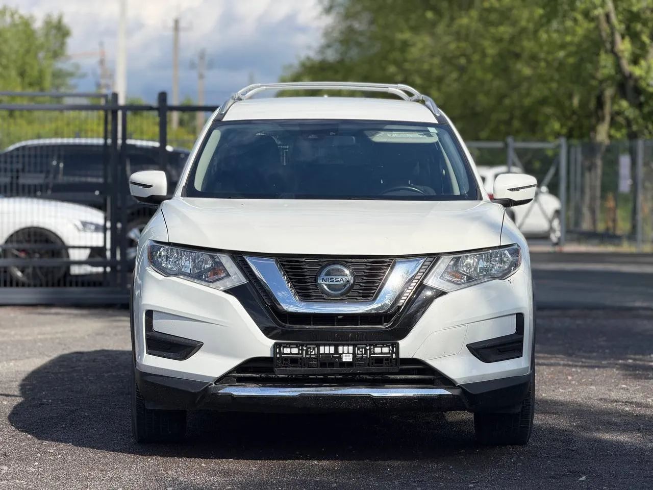 Nissan Rogue 2019 — білий кросовер